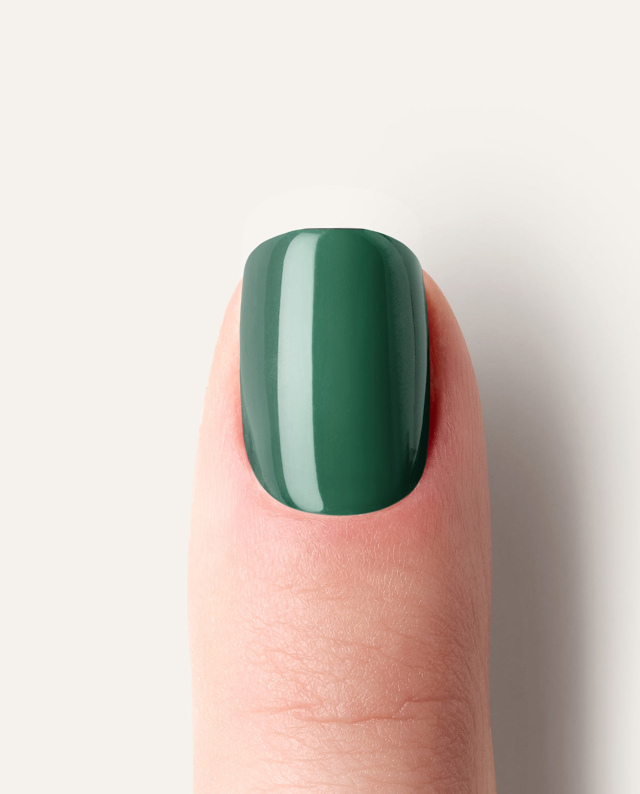 Nahaufnahme einer Hand mit dem Design Nevio Evergreen – sattes, tiefes Dunkelgrün im Vertical Ombre Look.