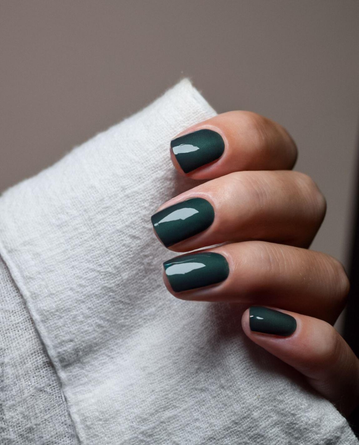 Nevio Evergreen Nailpolish Wraps – matte dunkelgrüne Nägel mit elegantem, kühlem Finish von Die Nageltante