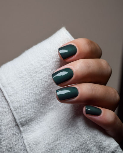 Nevio Evergreen Nailpolish Wraps – matte dunkelgrüne Nägel mit elegantem, kühlem Finish von Die Nageltante