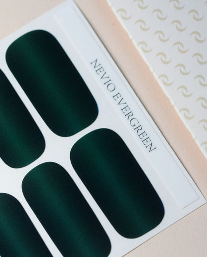 Nevio Evergreen Nailpolish Wraps – mattes dunkelgrünes Design in Verpackung von Die Nageltante