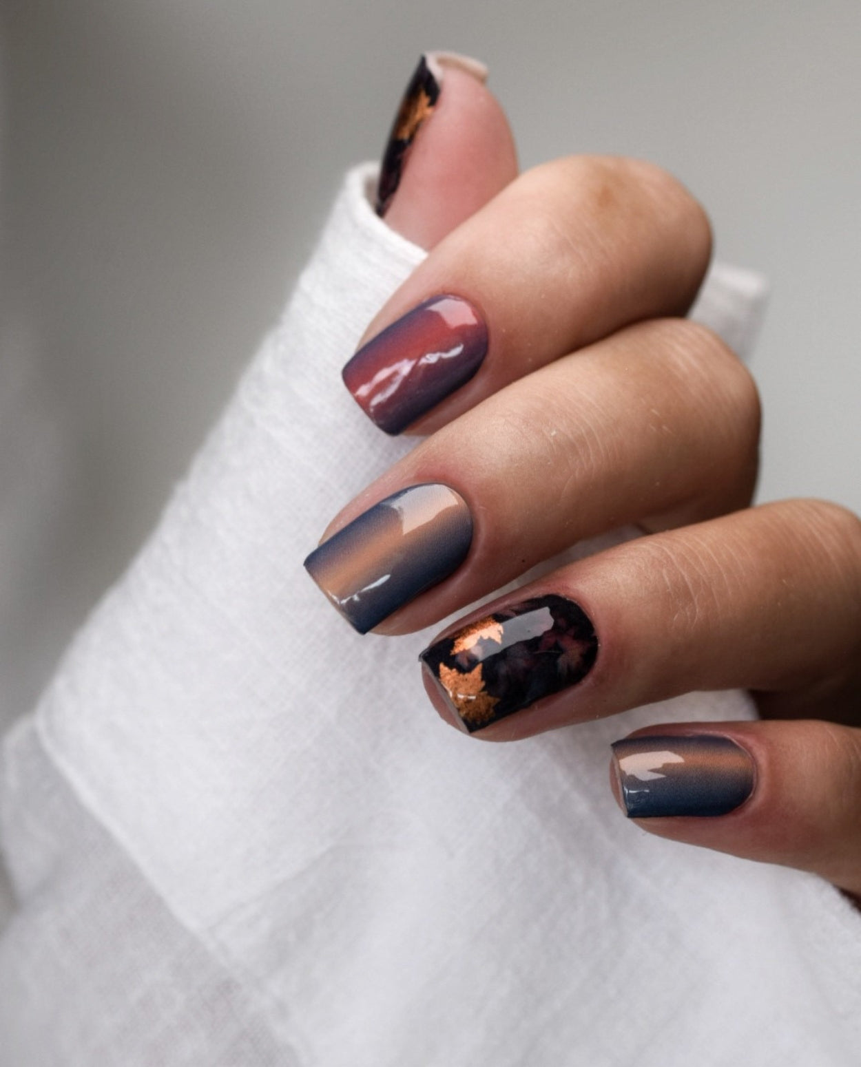 Hände mit fertiger Maniküre im aktuellen Nailwrap-Design – gleichmäßige Oberfläche, strahlender Look wie aus dem Studio.