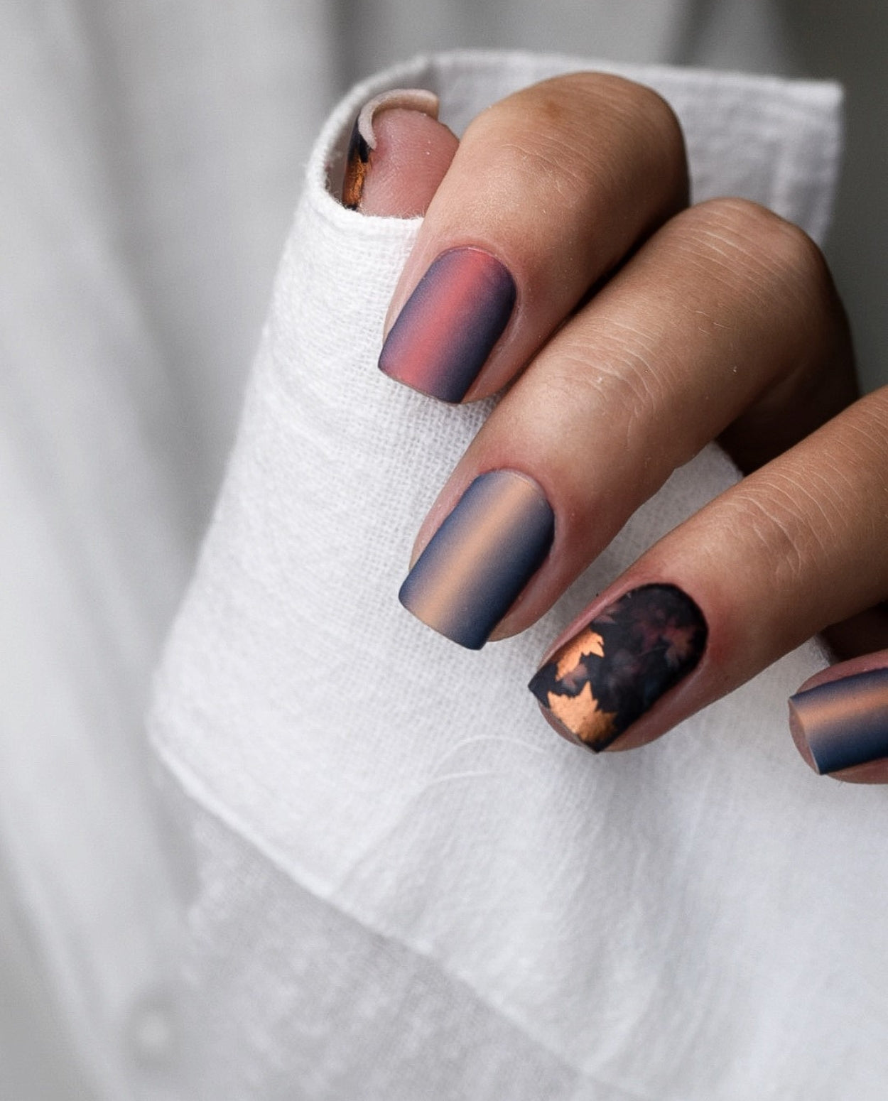 Nahaufnahme einer fertigen Maniküre mit Nailpolish Wraps – makellos versiegelt und mit intensiven Farben