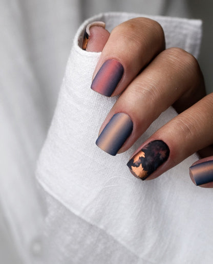 Nahaufnahme einer fertigen Maniküre mit Nailpolish Wraps – makellos versiegelt und mit intensiven Farben
