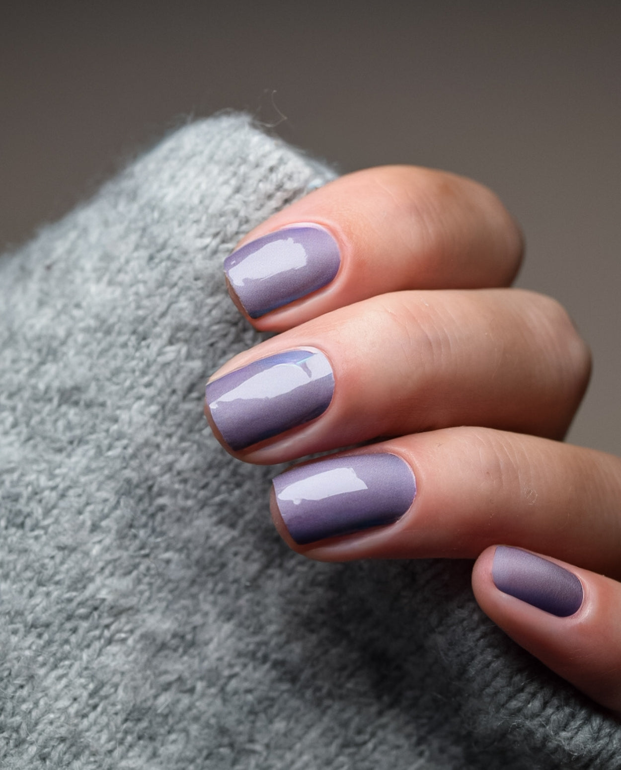 Nevio Smoky Pine Nailpolish Wraps – rauchiges Grau mit sanftem Tannengrün.