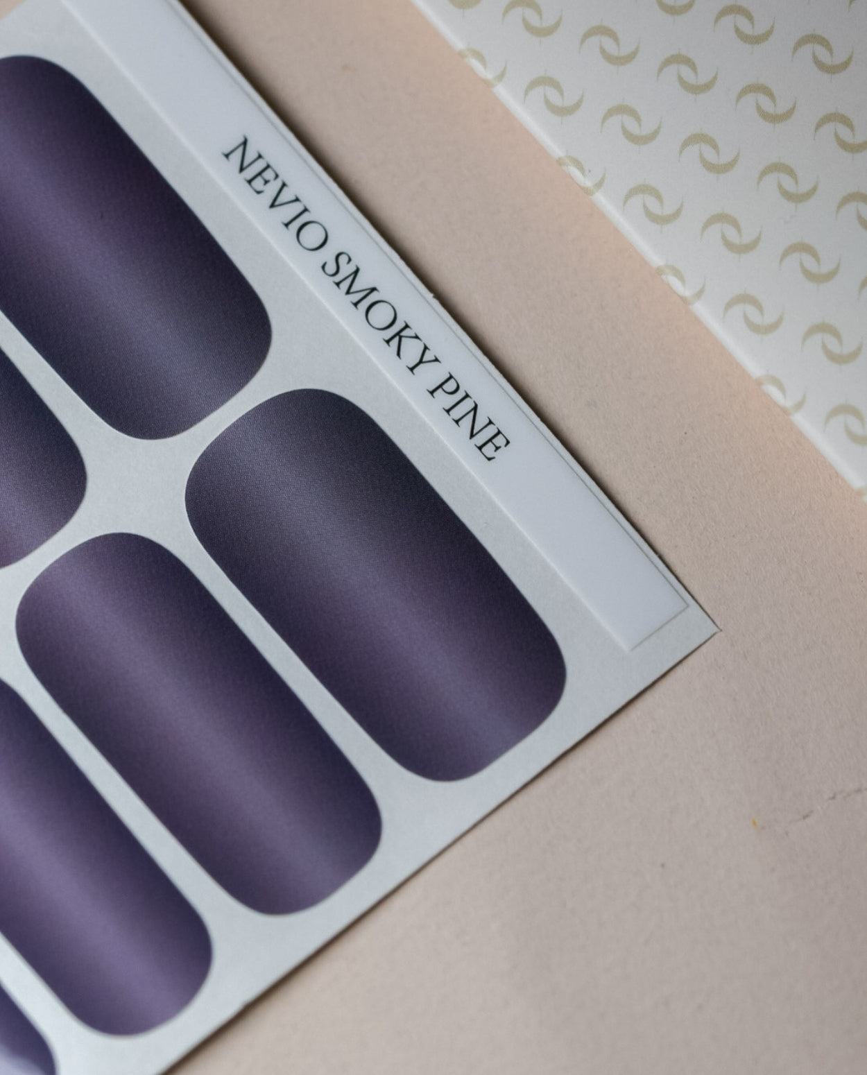 Nevio Smoky Pine Nailpolish Wraps – rauchiges Grau mit sanftem Tannengrün.