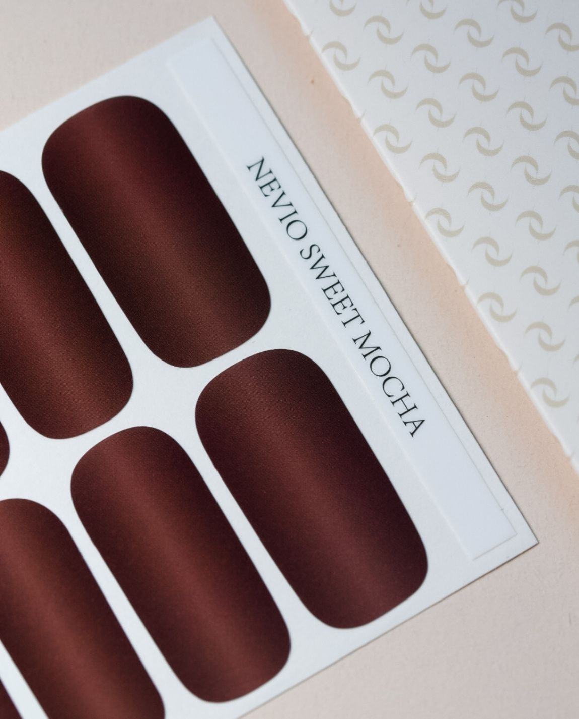 Nevio Sweet Mocha Nailpolish Wraps – mattes mittelbraunes Design in Verpackung von Die Nageltante