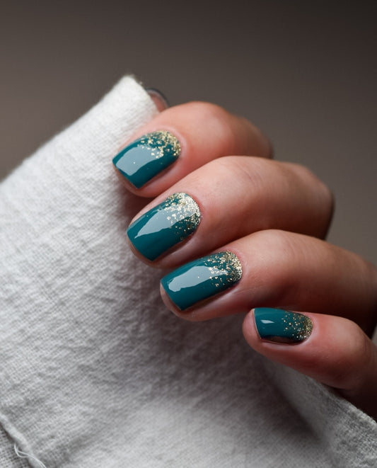 Nevio Waldgold Nailpolish Wraps – vertikales Ombré in Waldgrün mit goldenem Schimmer.
