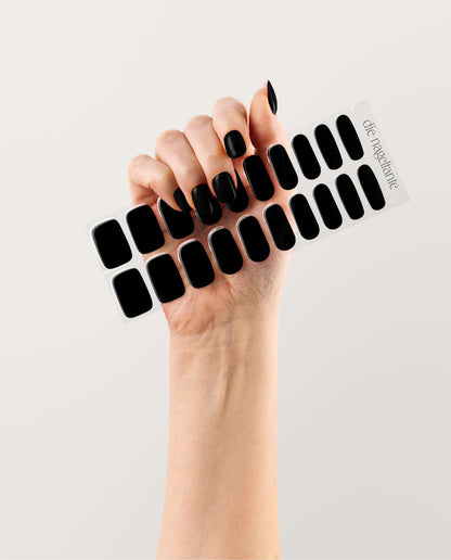 UV Gel Wraps Black – schwarze Nailwraps mit Glanz - Detailaufnahme der Nail Wraps