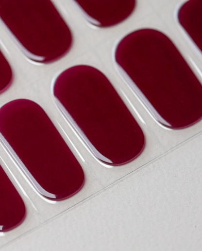 UV Gel Wraps Herzrot – rote Nailwraps mit Glanz - Detailaufnahme der Nail Wraps