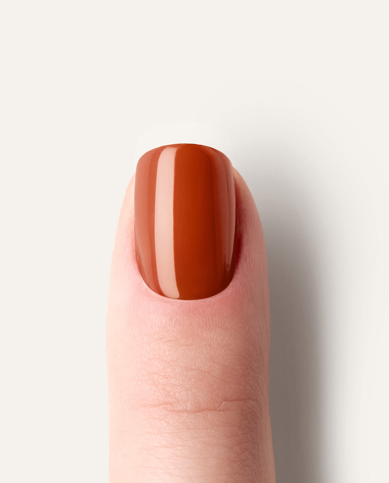 Detailaufnahme Rustic Red – einzelner Nagel im satten Rotbraun.