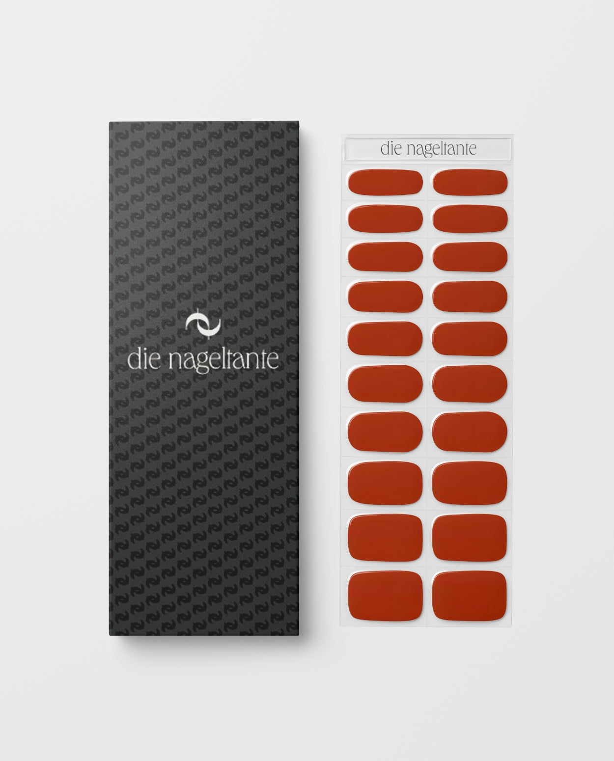 Rustic Red – Verpackung und Nail Wraps in erdigem Rotbraun.