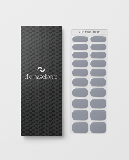 UV Gel Wraps Wolkengrau – Verpackung und Nail Design.