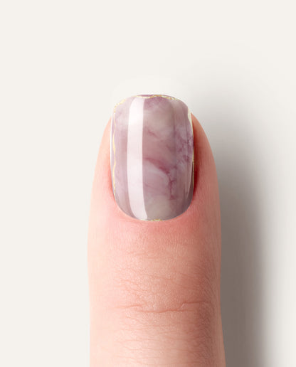 Maniküre mit UV Gel Wraps Goldzauber – Rosé und Gold im Marble-Look.