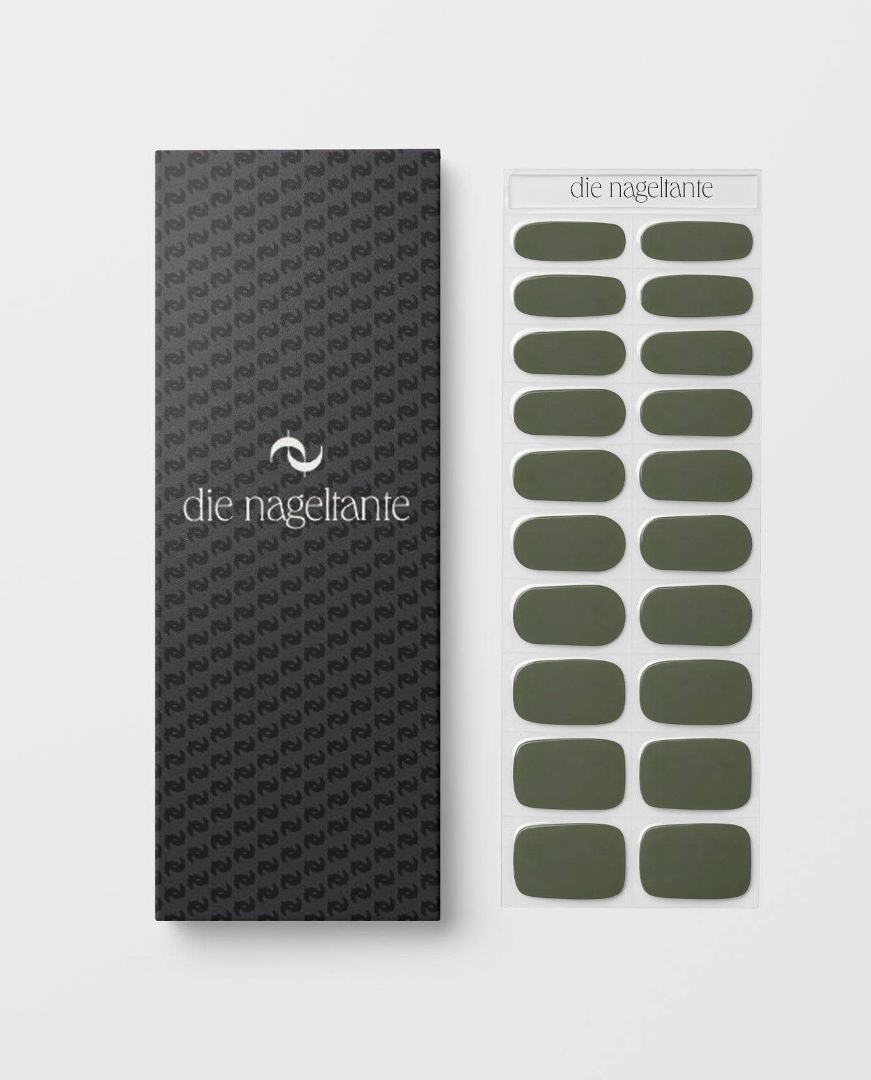 Mossy Tales – Nahaufnahme der Nail Wraps in Moosgrün auf Folie.