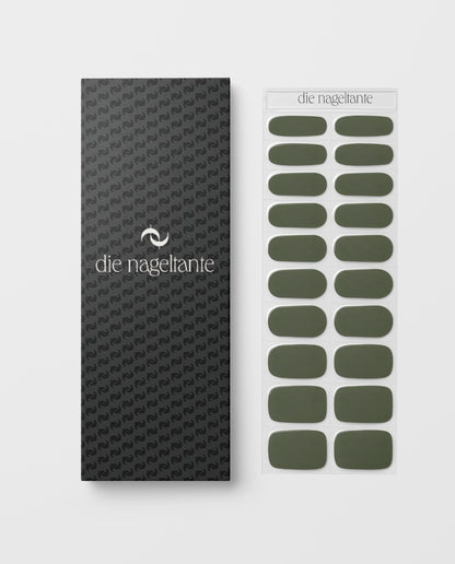 Mossy Tales – Nahaufnahme der Nail Wraps in Moosgrün auf Folie.