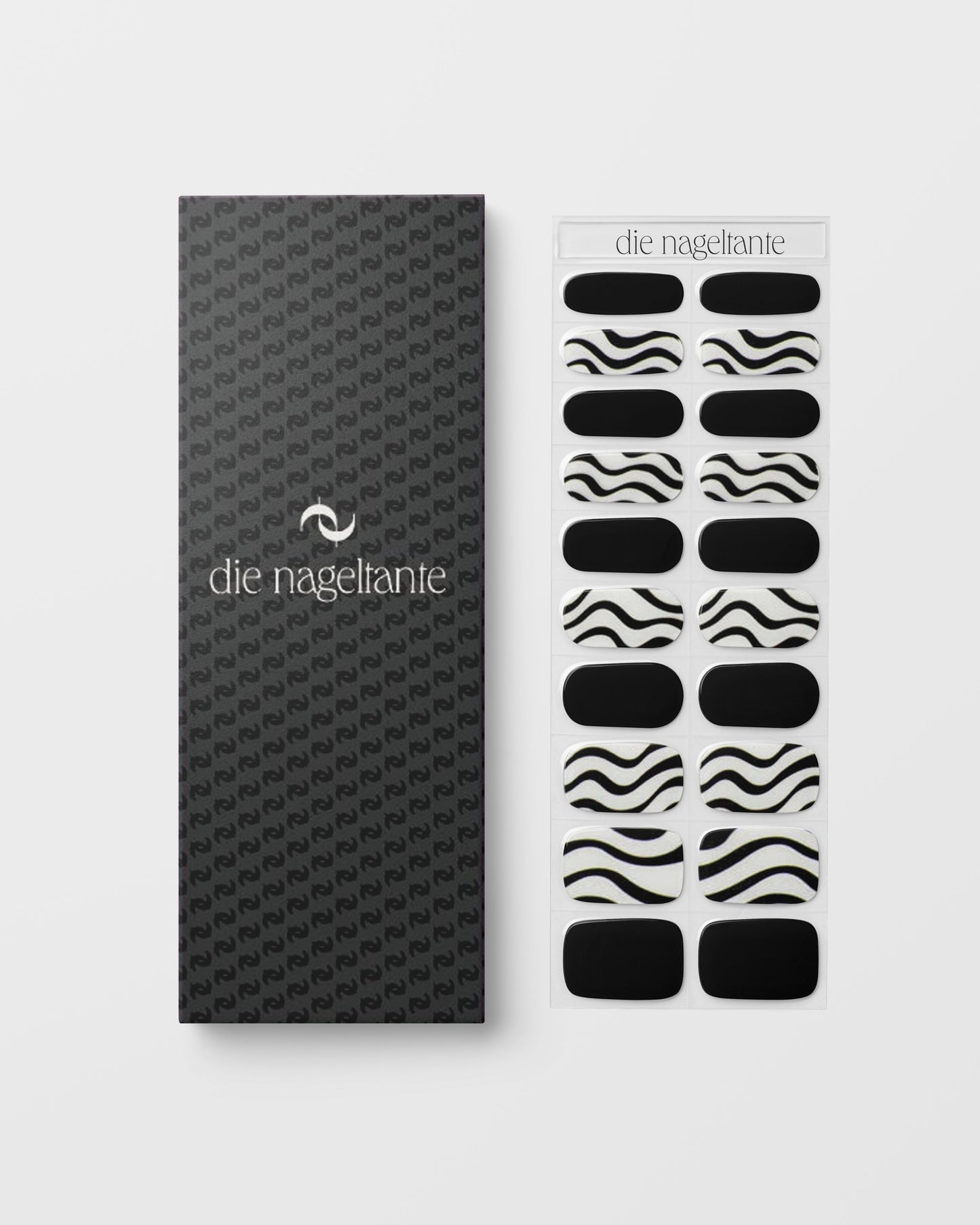 Detailaufnahme UV Gel Wraps Zebraschwarz – schwarze und klare Streifen für modernen Kontrast.