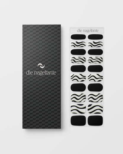 Detailaufnahme UV Gel Wraps Zebraschwarz – schwarze und klare Streifen für modernen Kontrast.