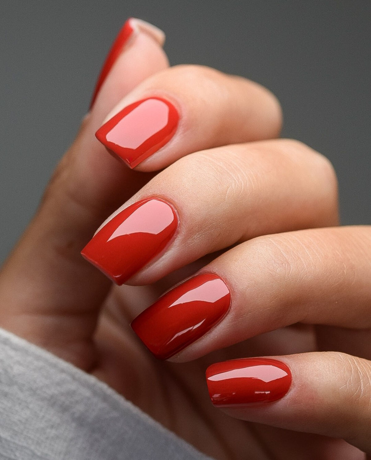 Weinlaub – UV Gel Wraps in kräftigem Rot, aufgetragen auf den Nägeln.