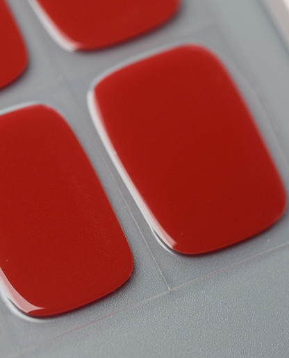 UV Gel Wraps Weinlaub – Nahaufnahme der roten Wraps auf Trägerfolie.