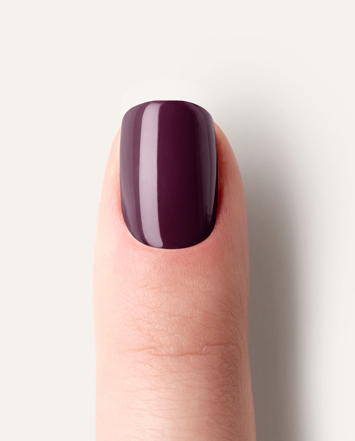 UV Gel Wraps Brombeer Glut – beerenfarbene Nailwraps mit Glanz - glänzende Nail Wraps Nahaufnahme