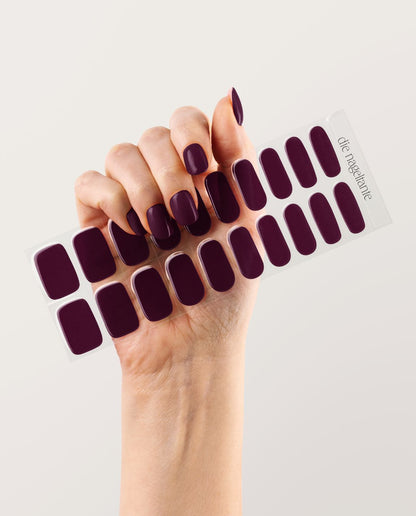 UV Gel Wraps Brombeer Glut – beerenfarbene Nailwraps mit Glanz - Übersicht der Nailwraps am Träger - 20 Nail Wraps unterschiedlicher Größe