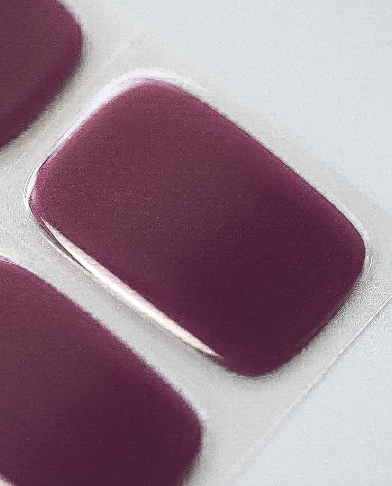 UV Gel Wraps Brombeer Glut – beerenfarbene Nailwraps mit Glanz - Detailaufnahme der Nail Wraps