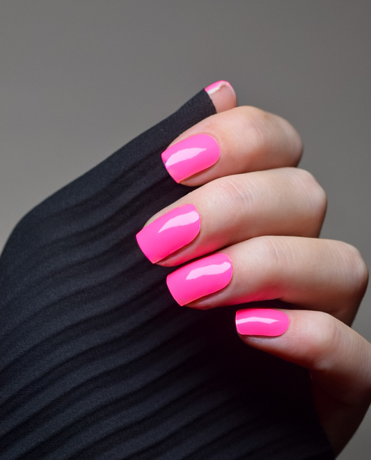 UV Gel Wrap Design „Electric Berry“ in leuchtendem Neonpink mit Hochglanz auf kurzen Nägeln