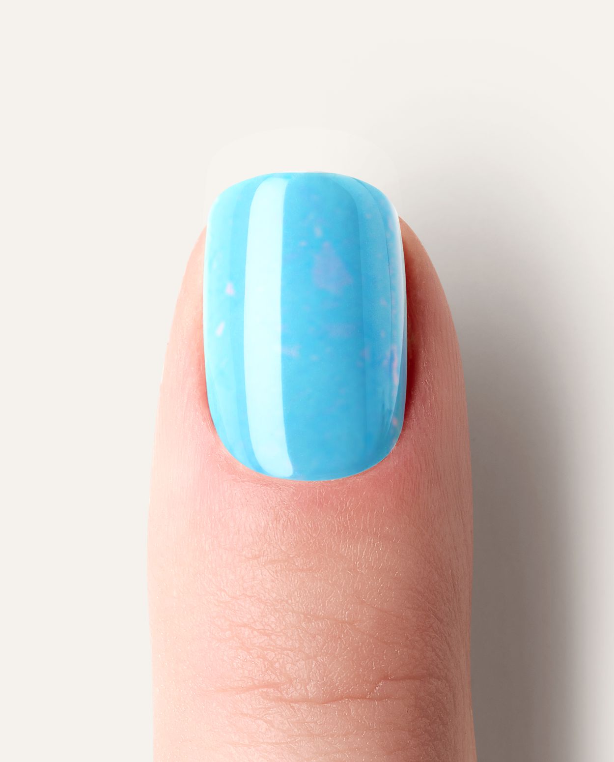 Hand mit fertiger UV Maniküre – Arktisblau Look in Nahaufnahme.