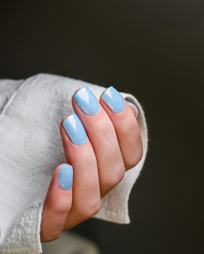Hand mit UV Gel Wraps Arktisblau – hellblauer Look mit Schimmer-Effekt.