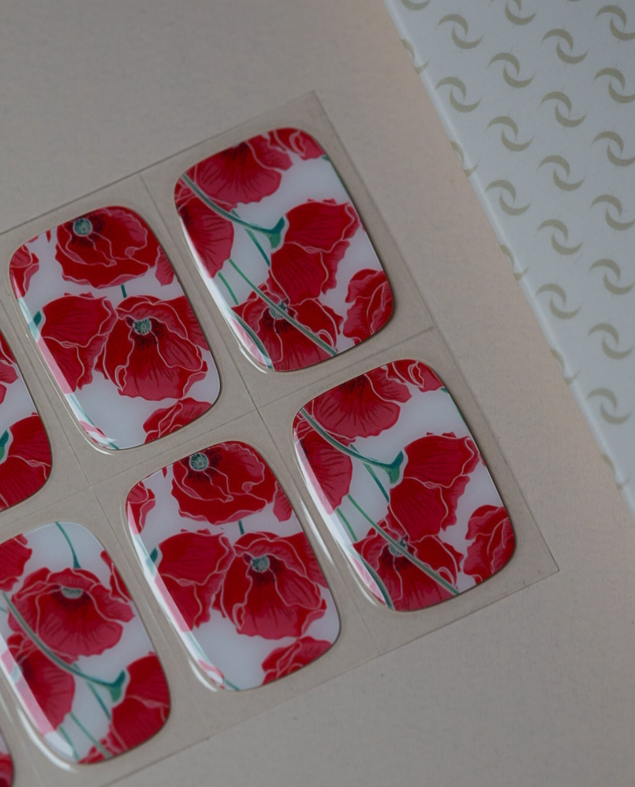Übersicht der UV Gel Wraps Poppy Bloom – frisches Sommerdesign mit Blumen.