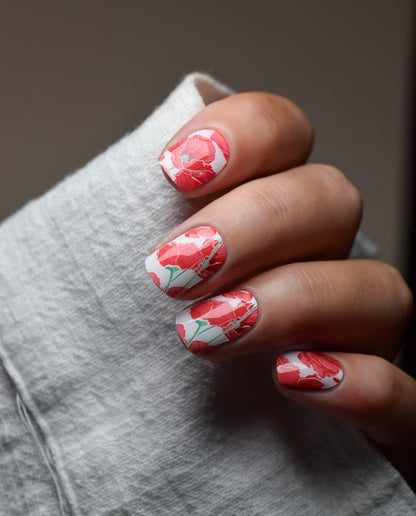 UV Gel Wraps Poppy Bloom – florales Naildesign mit leuchtend roten Blumen.