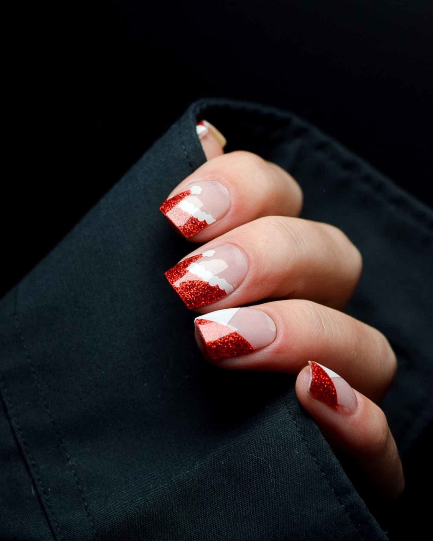 Zipfelglitzer UV Gel Wraps – rotes Glitzerdesign mit weißen Flächen und weihnachtlichen Mützen-Details.