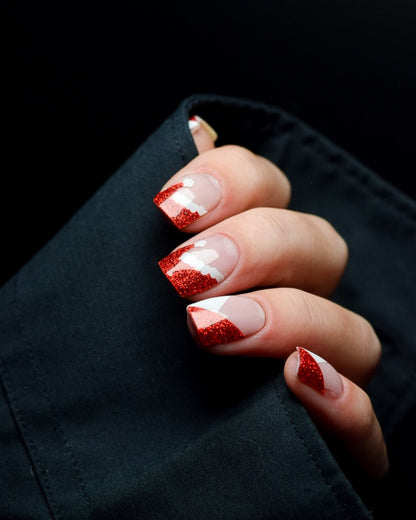 Zipfelglitzer UV Gel Wraps – rotes Glitzerdesign mit weißen Flächen und weihnachtlichen Mützen-Details.