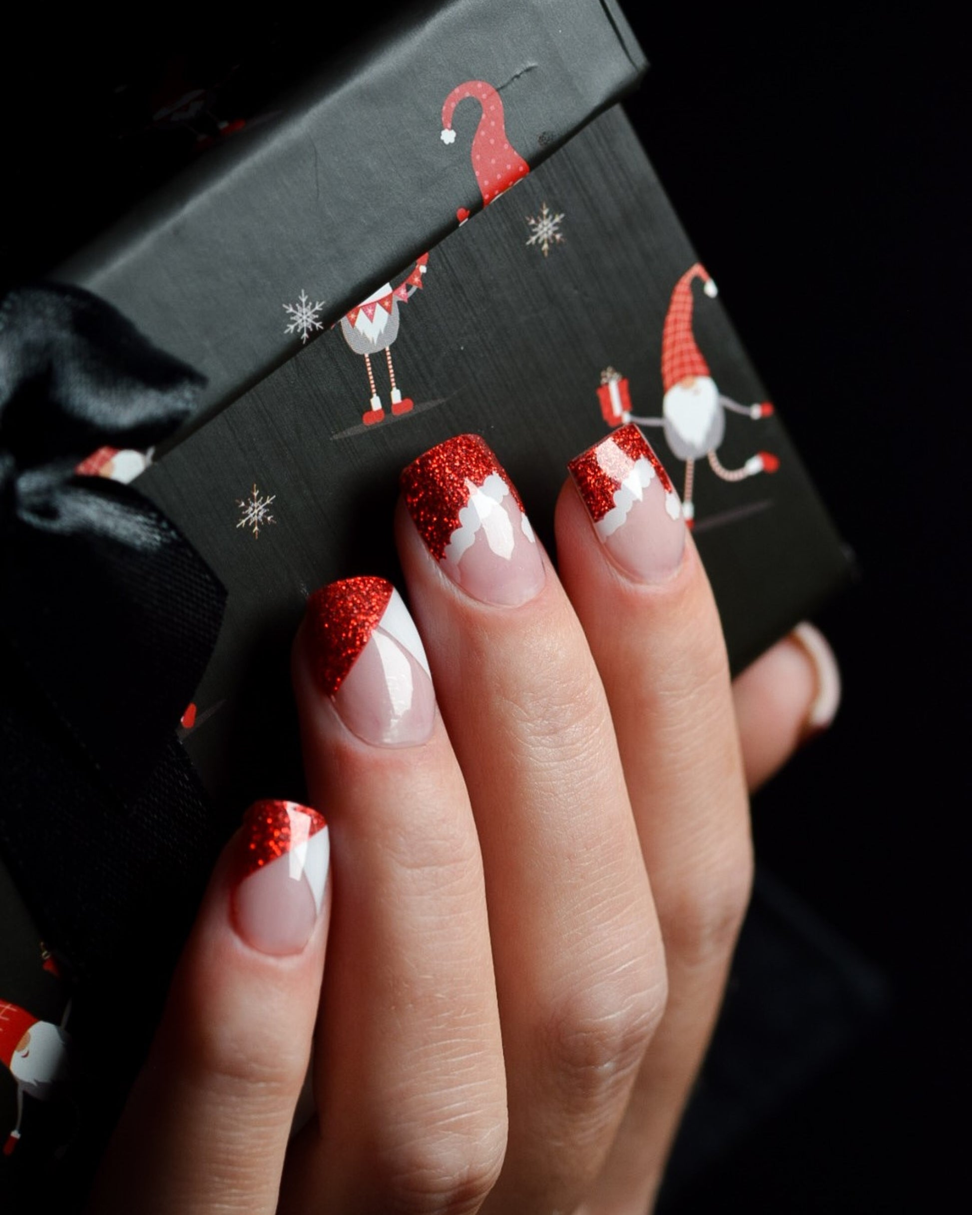Zipfelglitzer UV Gel Wraps – rotes Glitzerdesign mit weißen Flächen und weihnachtlichen Mützen-Details.