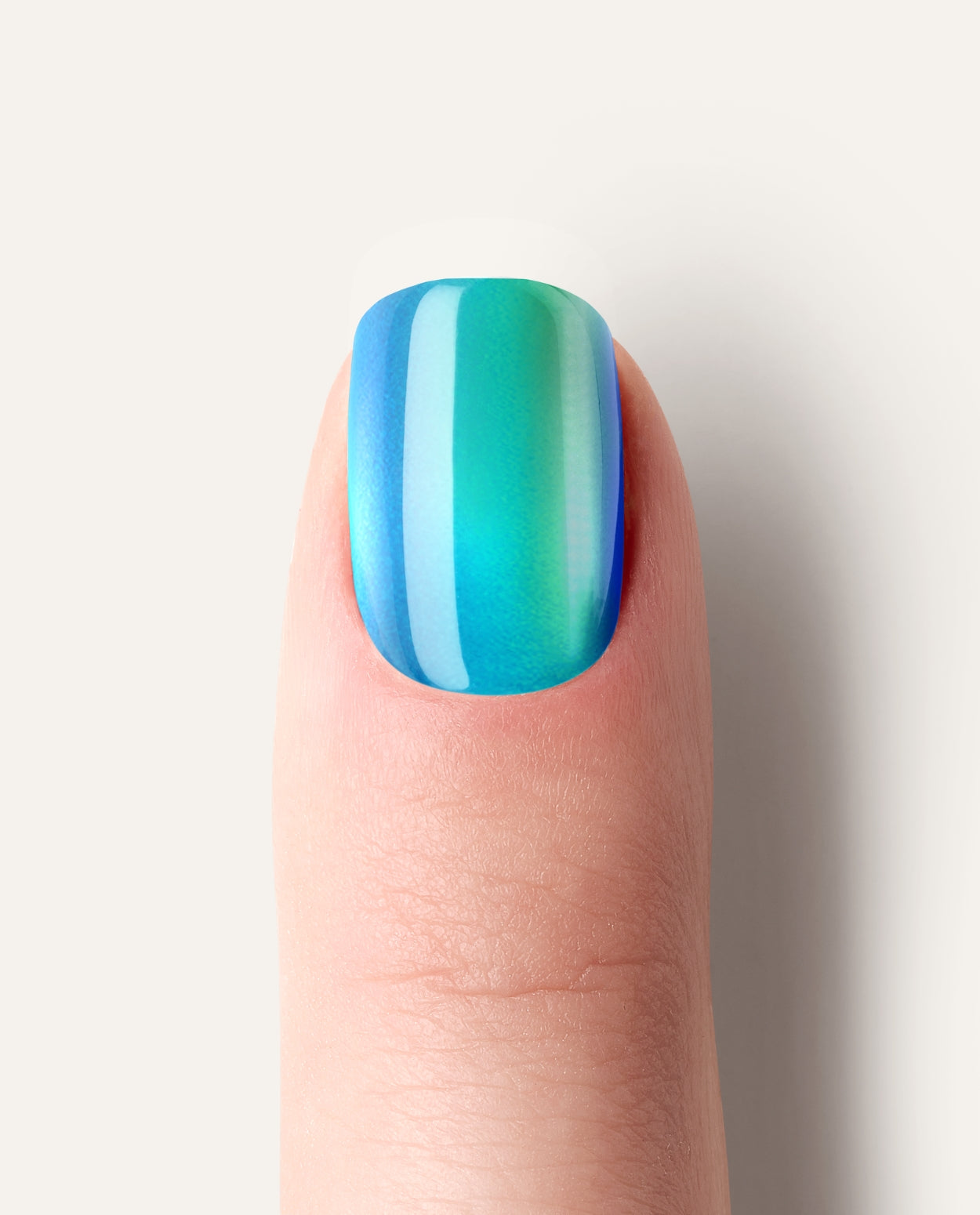 Detailaufnahme Polar Nights – UV Gel Wraps mit intensivem Chrome Effekt.