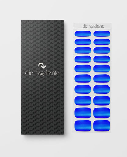 Anwendungsschritt: UV Gel Wraps Electric Blue einfach aufkleben und aushärten.