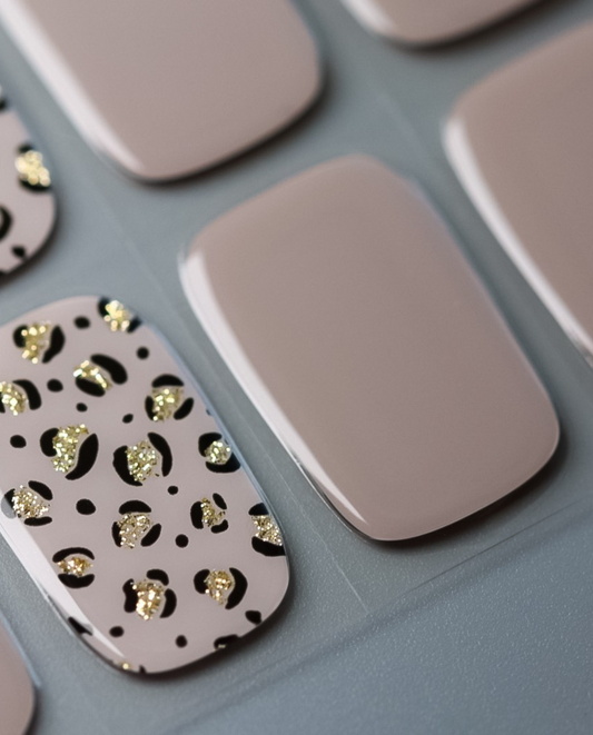 UV Gel Wraps Wild & Fierce – Nahaufnahme des Leo-Prints in Schwarz und Gold.