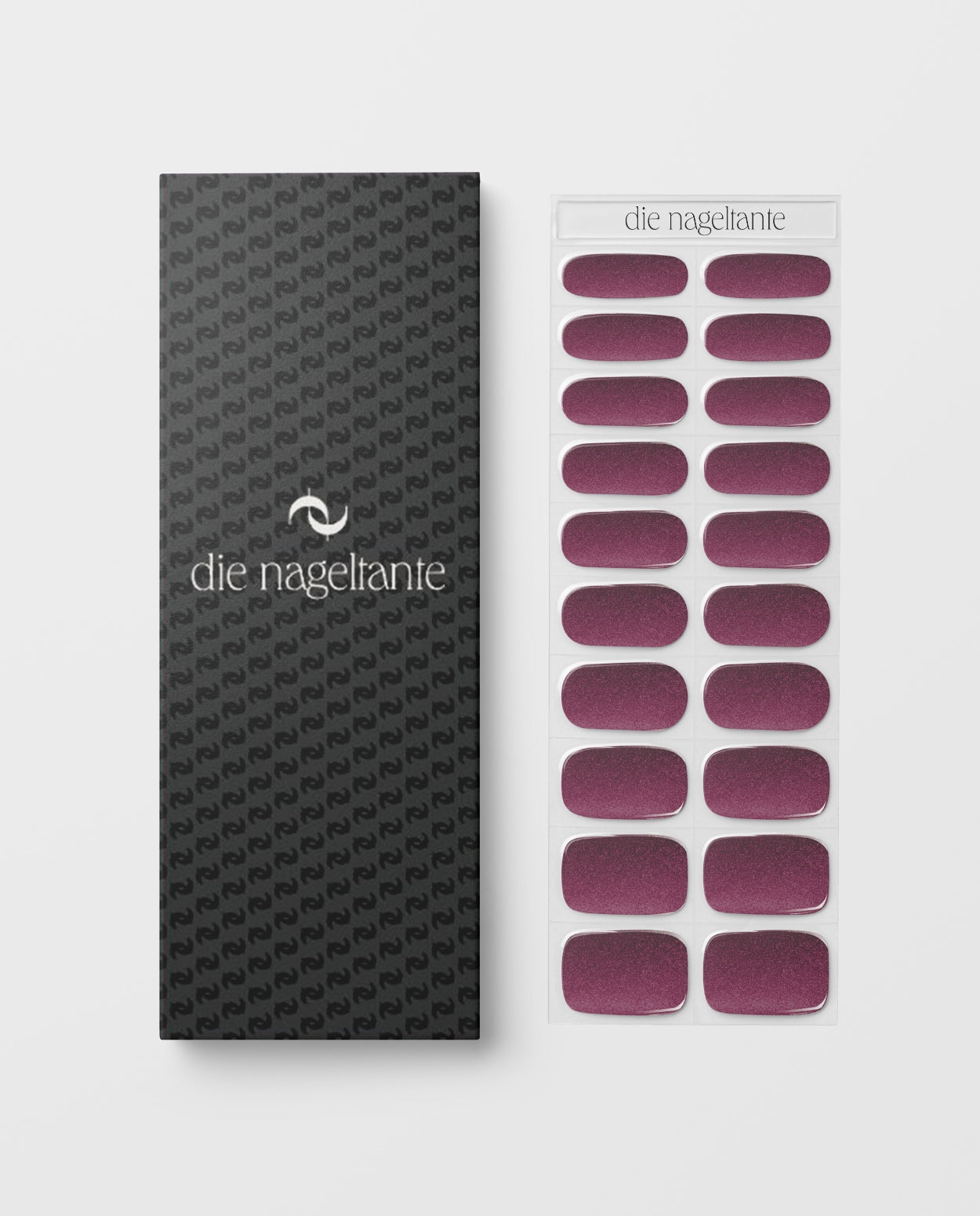 Detailaufnahme Samtbeere – UV Gel Wraps in samtigem Beerenton mit Schimmer.