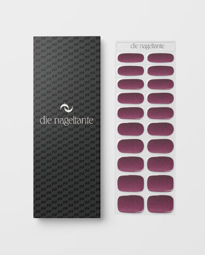 Detailaufnahme Samtbeere – UV Gel Wraps in samtigem Beerenton mit Schimmer.