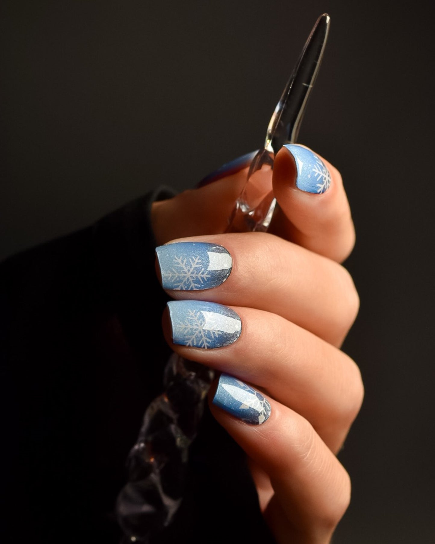 Detailaufnahme – zarte Schneeflocken auf hellblauem Hintergrund, inspiriert von frostigen Wintertagen.