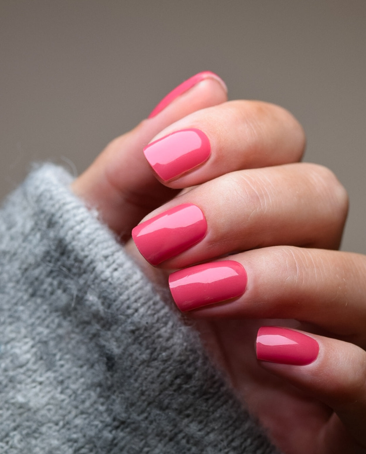 Herbstkirsche – UV Gel Wraps in kräftigem Kirschrot, aufgetragen auf den Nägeln.