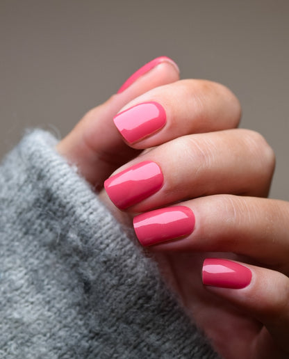 Herbstkirsche – UV Gel Wraps in kräftigem Kirschrot, aufgetragen auf den Nägeln.