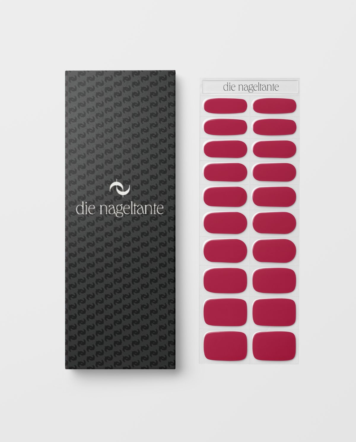 UV Gel Wraps Herbstkirsche – Nahaufnahme einzelner Nagel in Kirschrot.