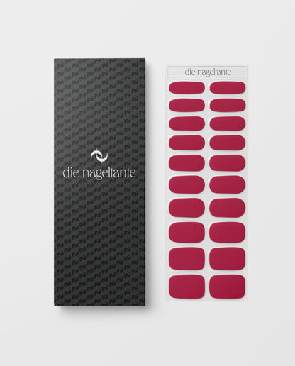 UV Gel Wraps Herbstkirsche – Nahaufnahme einzelner Nagel in Kirschrot.