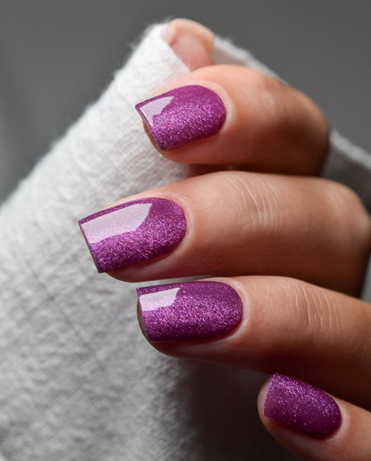 UV Gel Wraps Traubenschimmer – Lila Cat-Eye Design auf Nägeln mit Glitzer-Effekt, bis zu 3 Wochen Haltbarkeit.