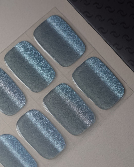 Detailansicht der UV Gel Wraps Frostschimmer mit frostigem Cat-Eye-Lichteffekt