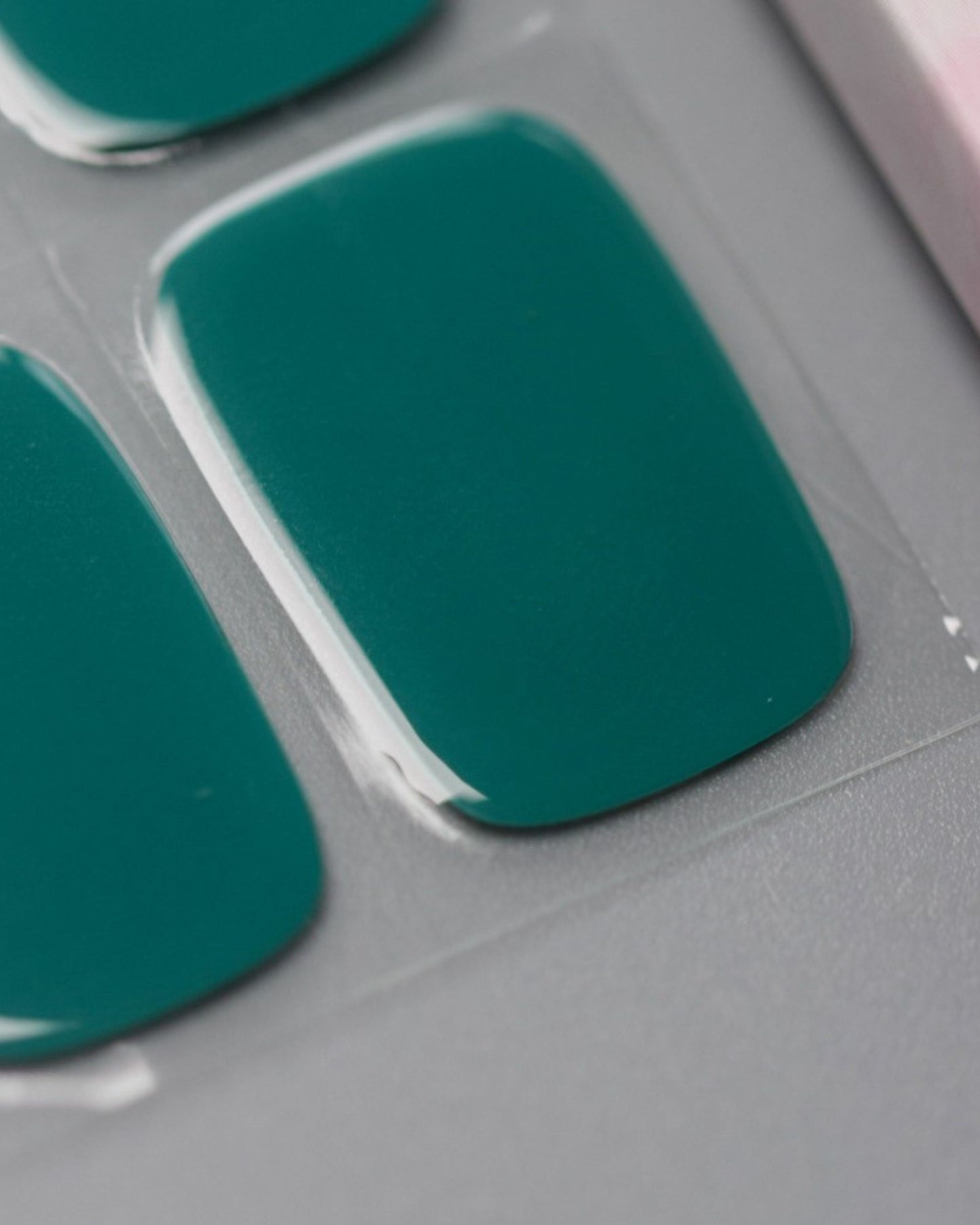 Detailansicht der UV Gel Wraps Polargrün mit gleichmäßiger, intensiver Farbfläche