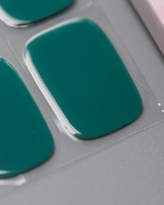Detailansicht der UV Gel Wraps Polargrün mit gleichmäßiger, intensiver Farbfläche