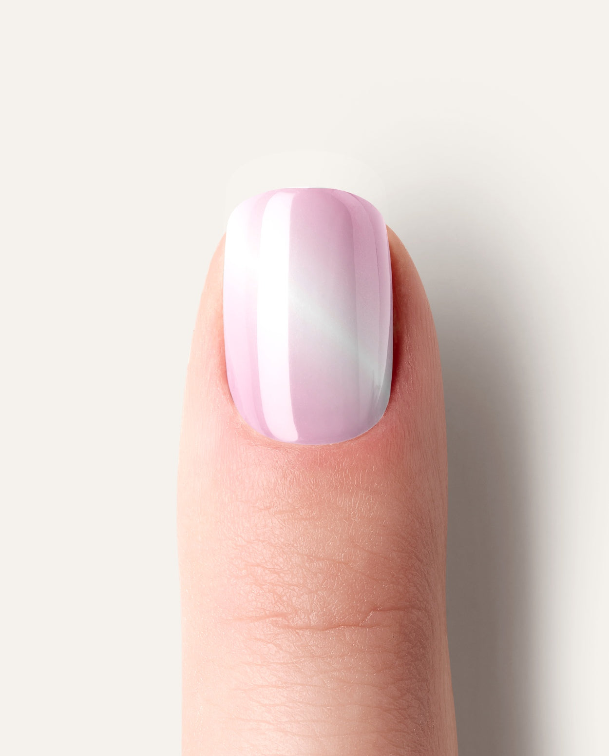 Hand mit UV Gel Wraps Blush Touch – zarter Rosé-Ombre mit Schimmer, frisch ausgehärtet.