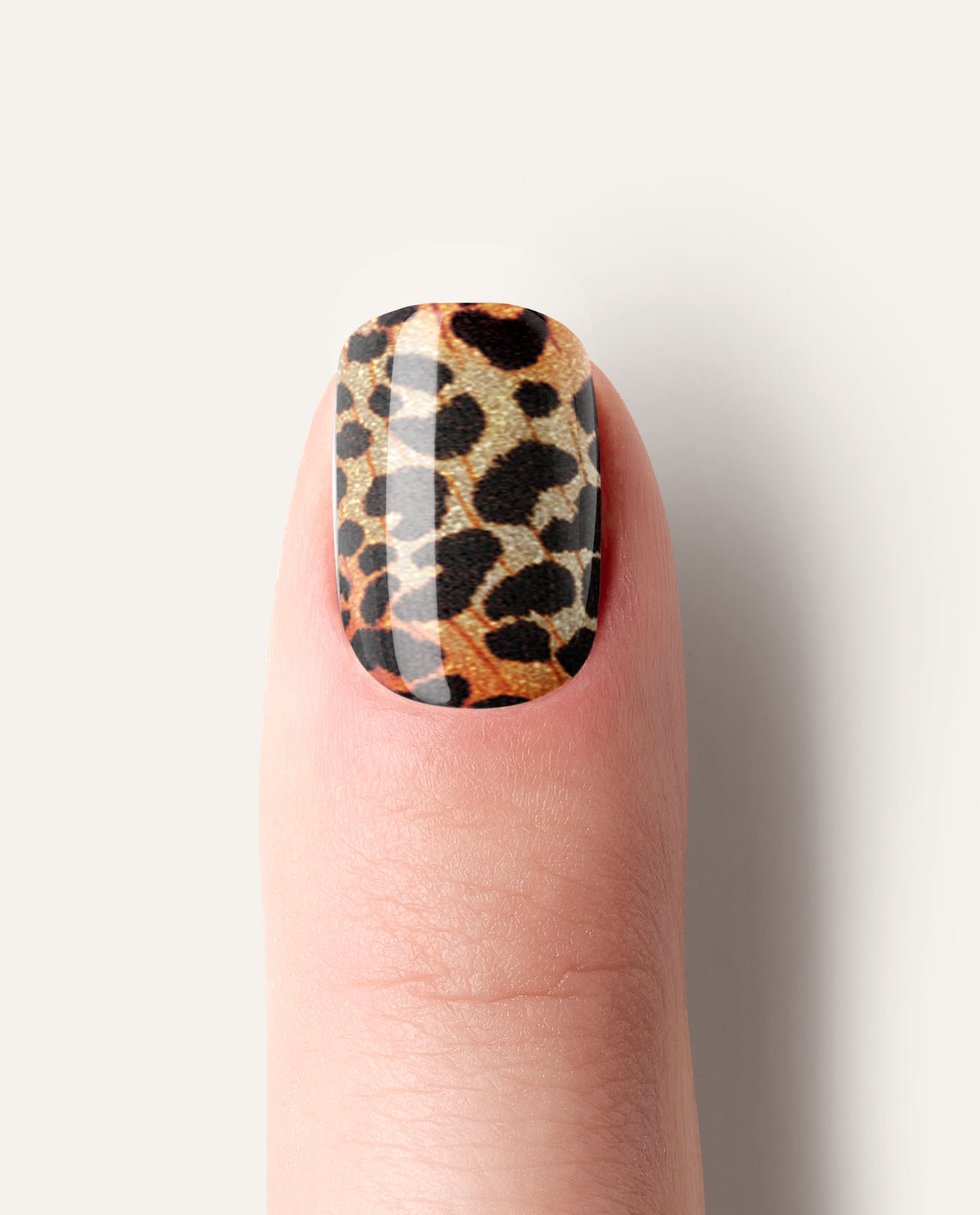 Detailaufnahme Rawr – warmer Braun-Beige Animal Print im Nail Design.